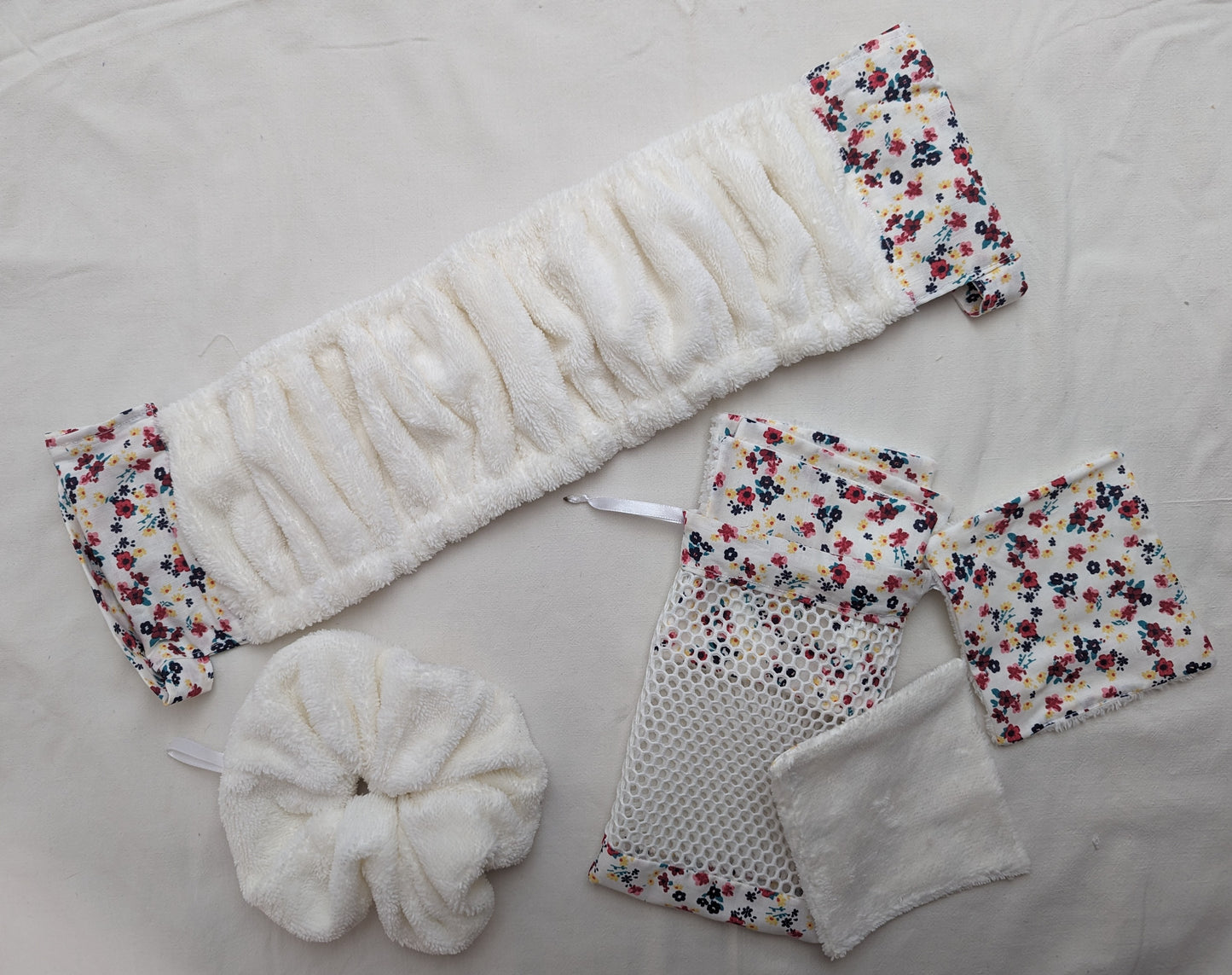 Ensemble pochon + 5 lingettes + fleur de douche + sangle de dos éponge en bambou