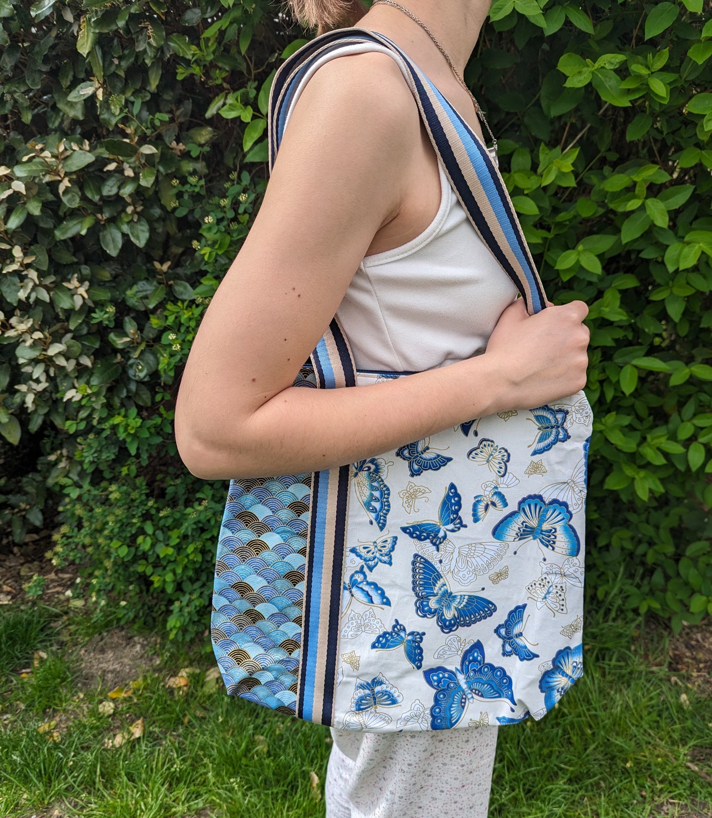 Sac à main bleu / papillons